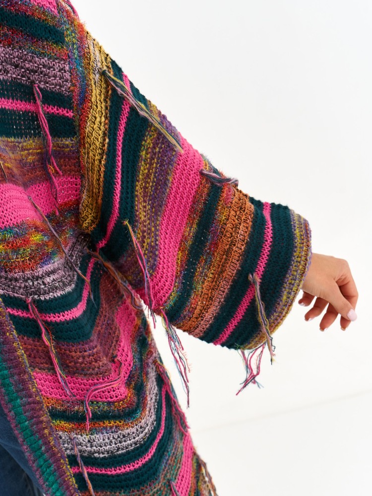 Kolorowy kardigan z ozdobnymi frędzlami