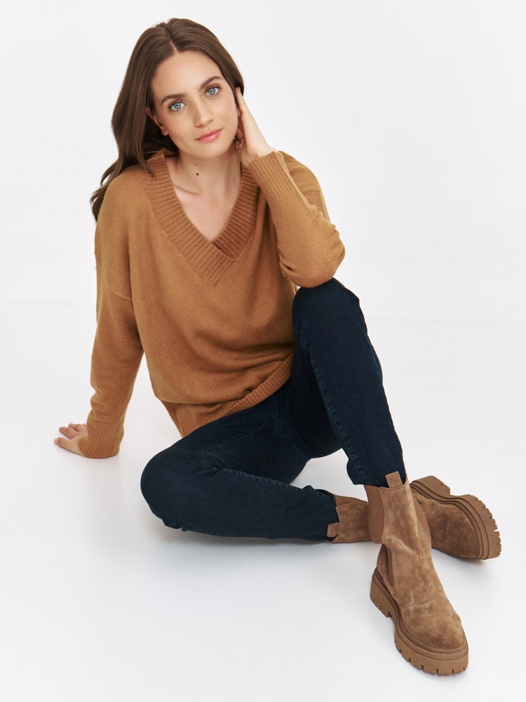 Klasyczny sweter z dekoltem w serek w kolorze camel Klasyczny sweter z dekoltem w serek w kolorze camel