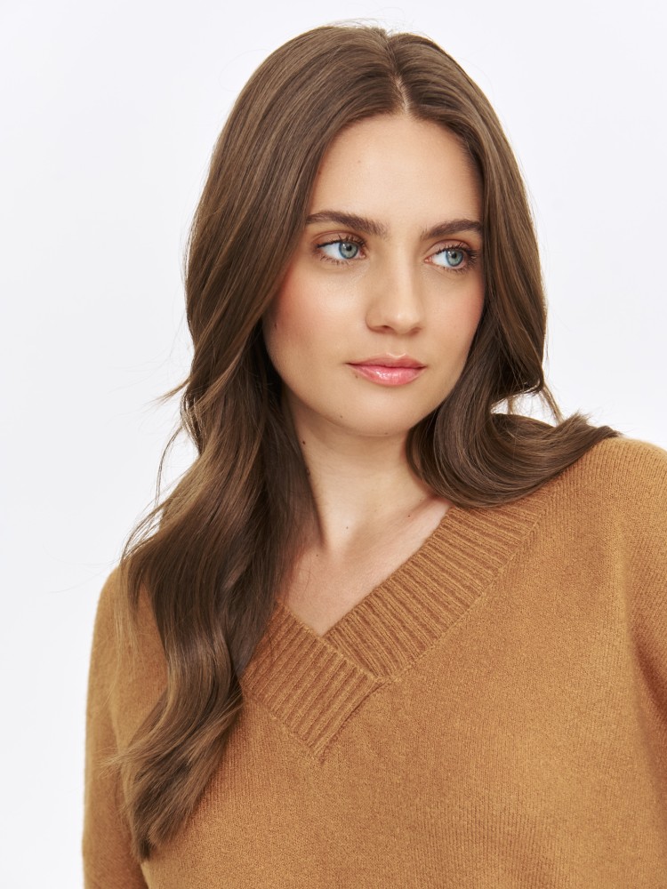 Klasyczny sweter z dekoltem w serek w kolorze camel Klasyczny sweter z dekoltem w serek w kolorze camel
