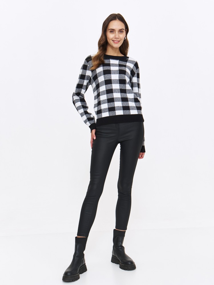 Sweter damski w biało czarną kratę Sweter damski w biało czarną kratę