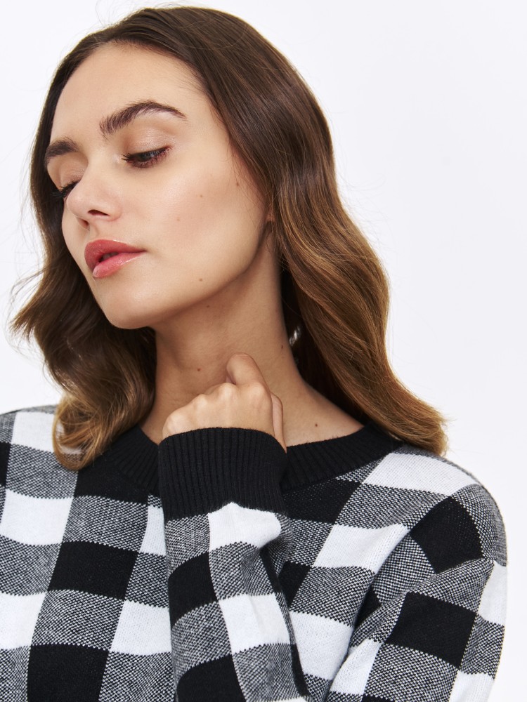 Sweter damski w biało czarną kratę Sweter damski w biało czarną kratę