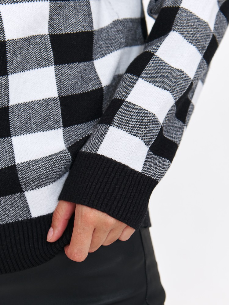 Sweter damski w biało czarną kratę Sweter damski w biało czarną kratę