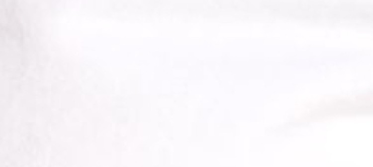 Białe krótkie szorty z przetarciami