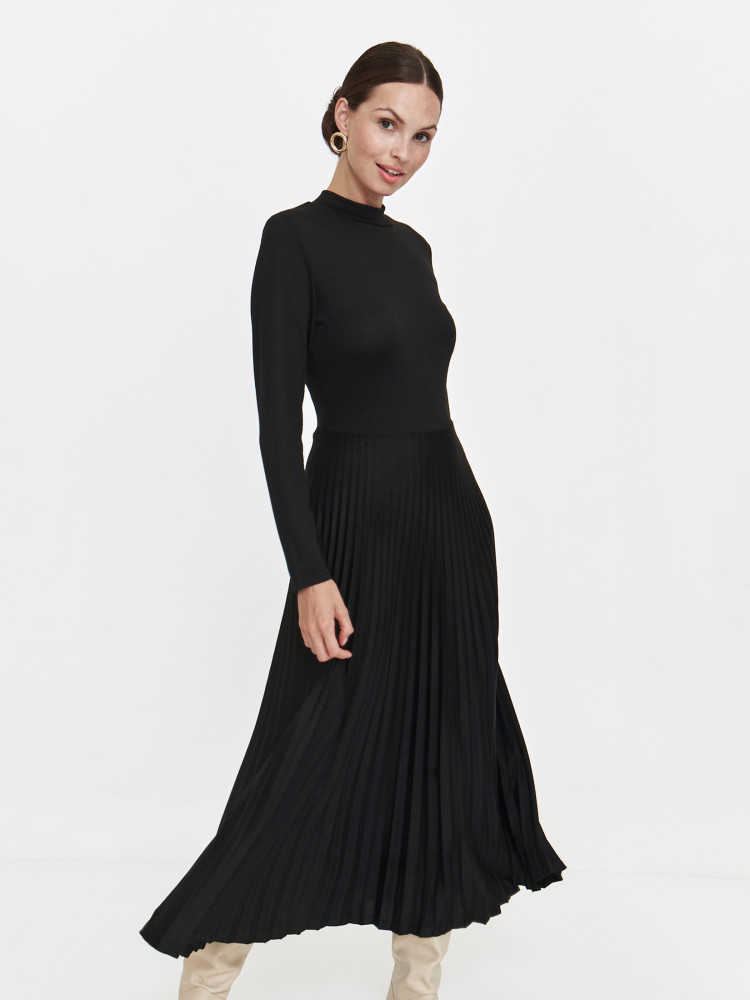 Sukienka maxi czarna z plisowanym dołem Sukienka maxi czarna z plisowanym dołem