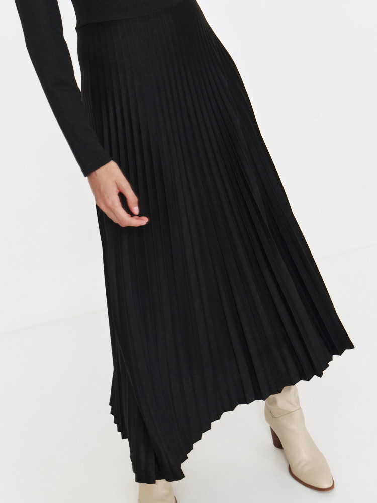 Sukienka maxi czarna z plisowanym dołem Sukienka maxi czarna z plisowanym dołem