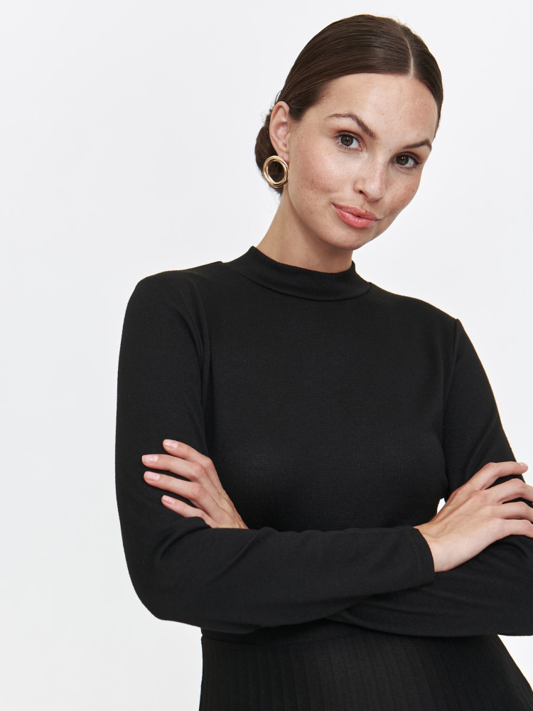 Sukienka maxi czarna z plisowanym dołem Sukienka maxi czarna z plisowanym dołem