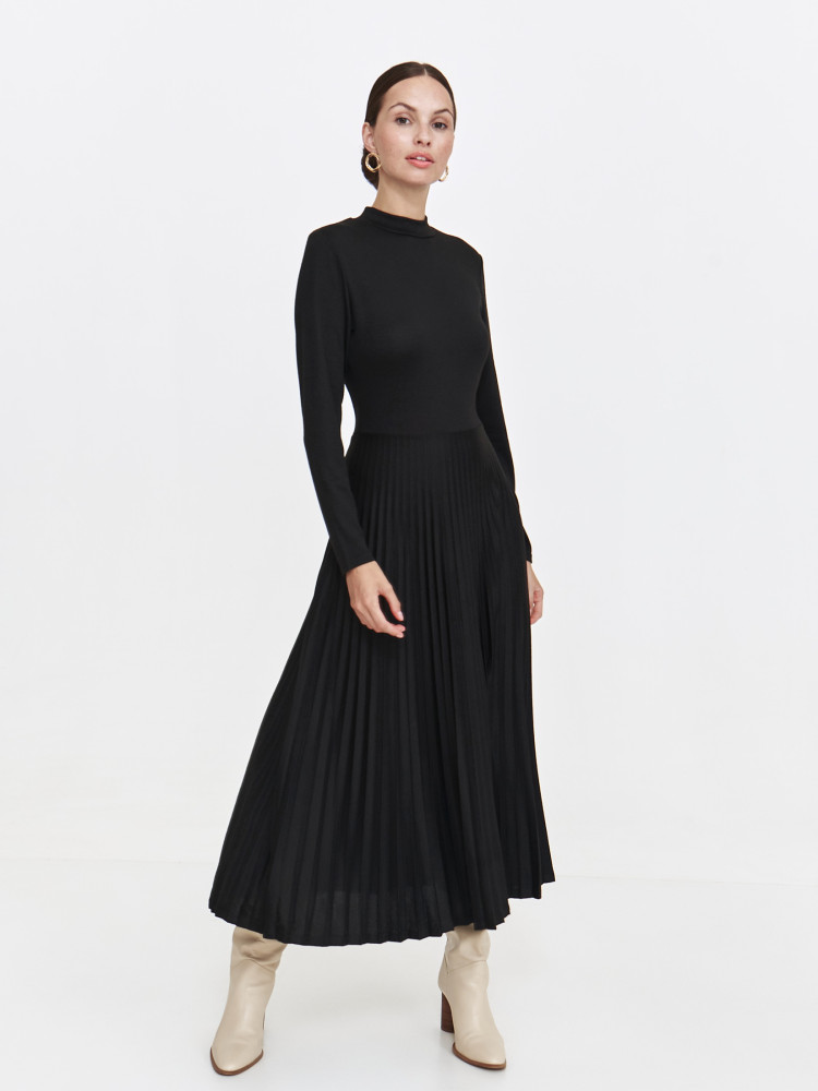 Sukienka maxi czarna z plisowanym dołem Sukienka maxi czarna z plisowanym dołem