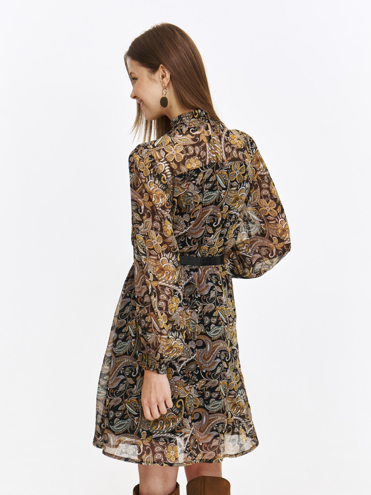 Krótka sukienka o prostym kroju