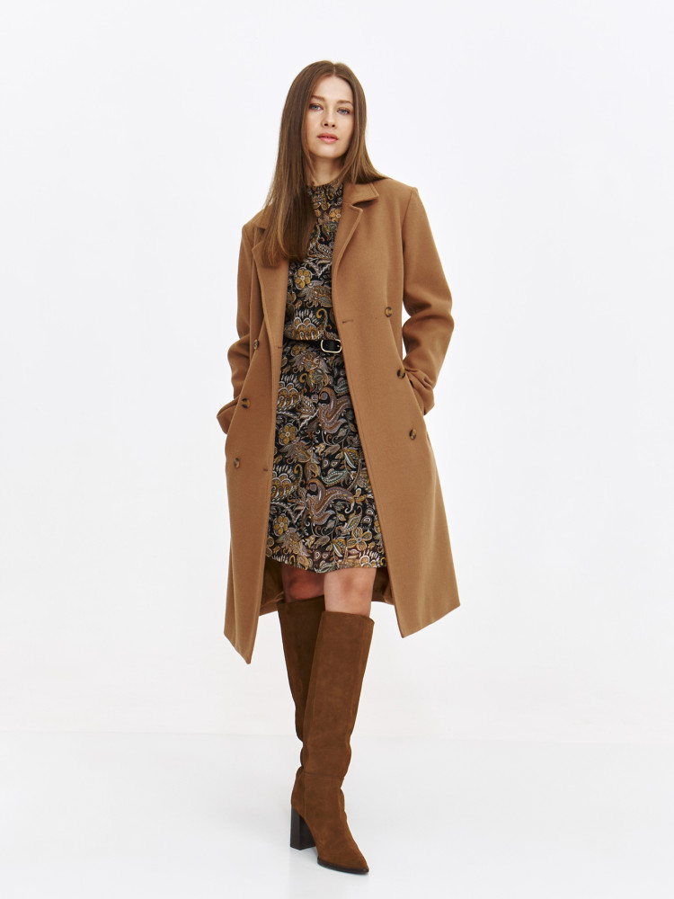 Krótka sukienka o prostym kroju