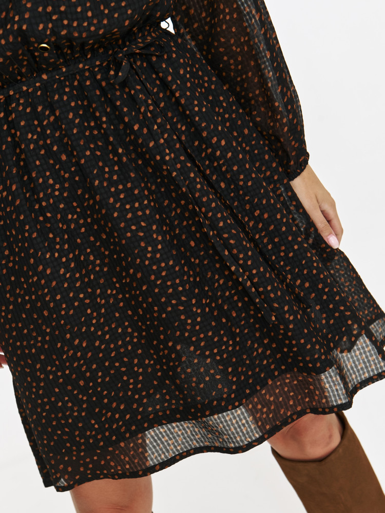 Zwiewna sukienka mini z drobnym wzorem 