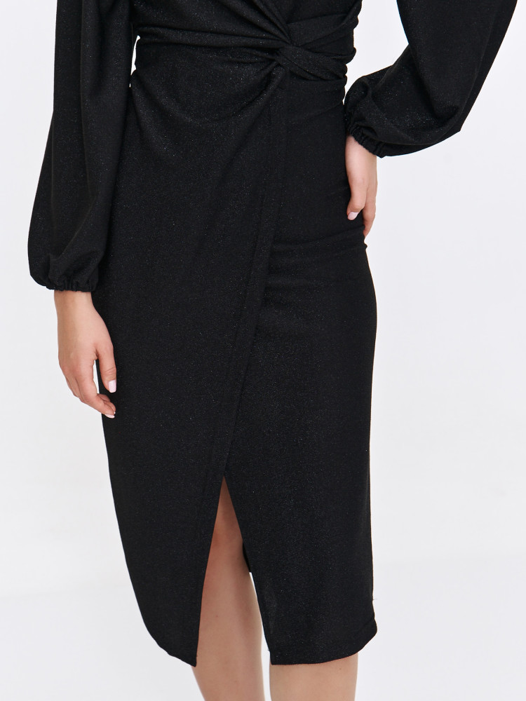 Kopertowa sukienka z połyskującej tkaniny z węzłem w talii 