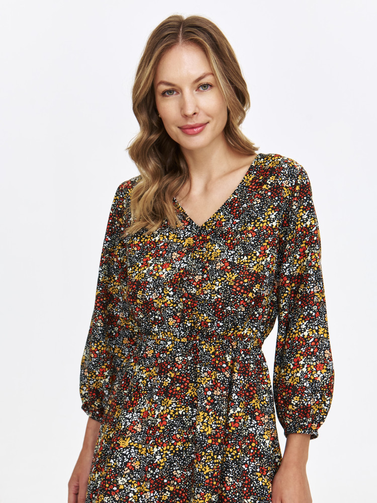 Krótka sukienka w drobny kwiatowy wzór Krótka sukienka w drobny kwiatowy wzór