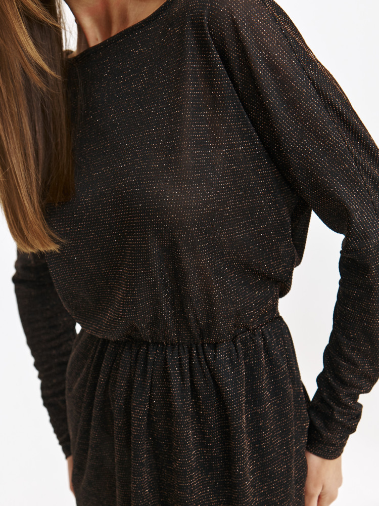 Krótka sukienka z błyszczącej tkaniny