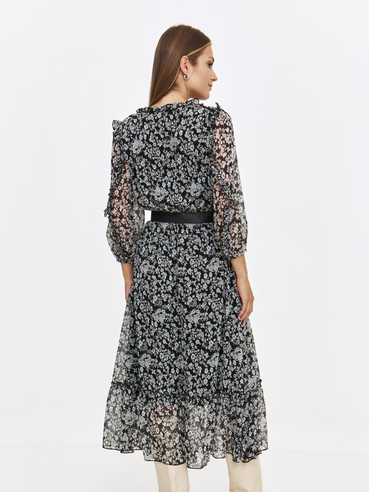 Luźna sukienka w kwiaty z falbanami