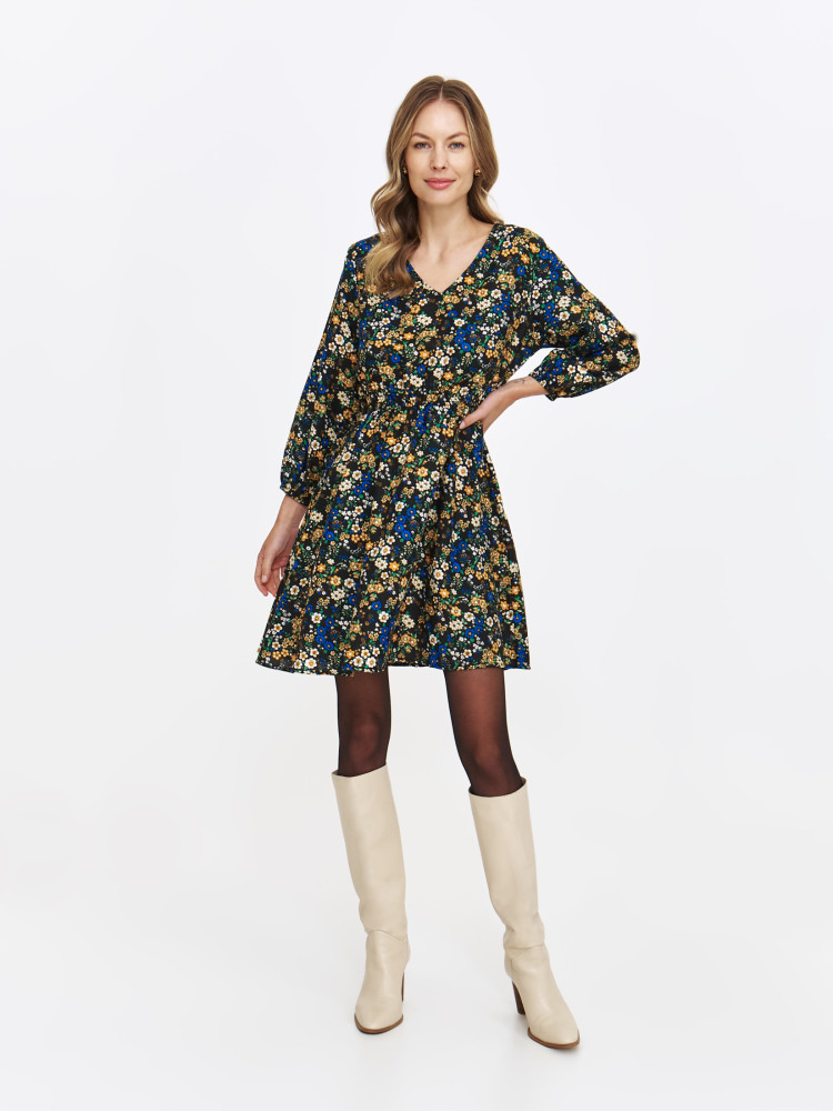 Stylowa sukienka w kwiatowy wzór Stylowa sukienka w kwiatowy wzór