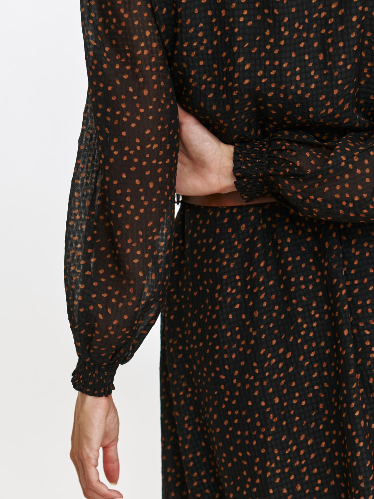 Zwiewna sukienka z drobnym wzorem