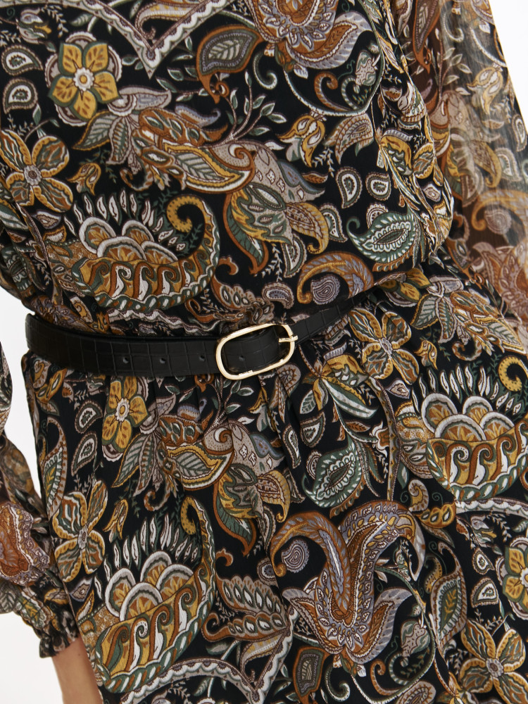 Krótka sukienka o prostym kroju