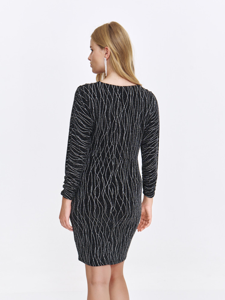 Elegancka sukienka z błyszczącą nitką