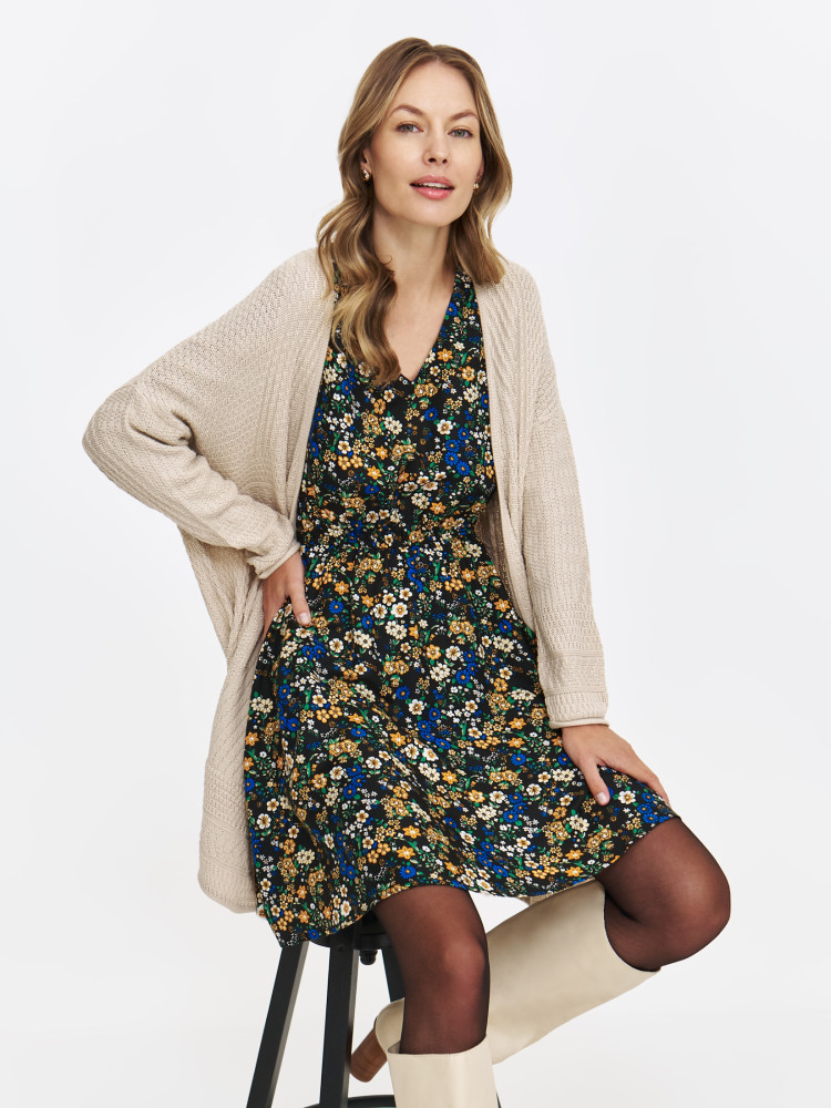 Stylowa sukienka w kwiatowy wzór Stylowa sukienka w kwiatowy wzór