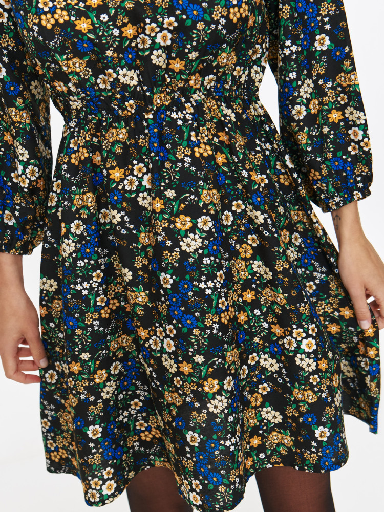 Stylowa sukienka w kwiatowy wzór Stylowa sukienka w kwiatowy wzór