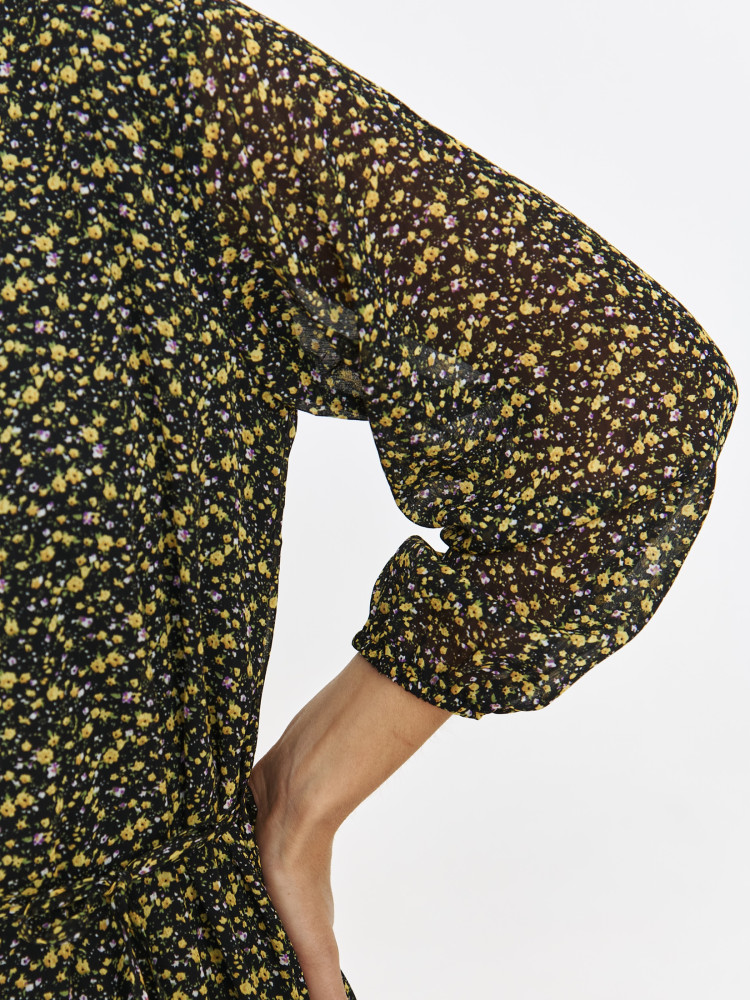 Taliowana sukienka w drobny wzór