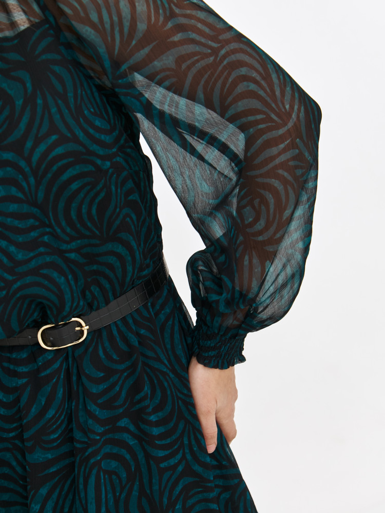 Zwiewna sukienka o prostym kroju  Zwiewna sukienka o prostym kroju