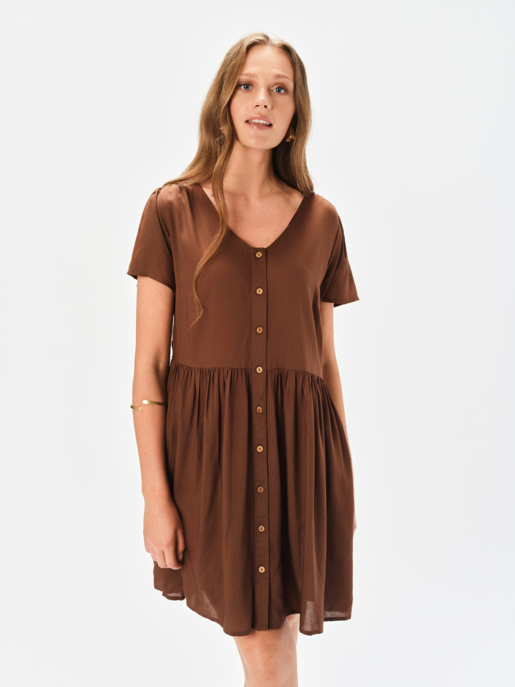 Brązowa sukienka o luźnym kroju 