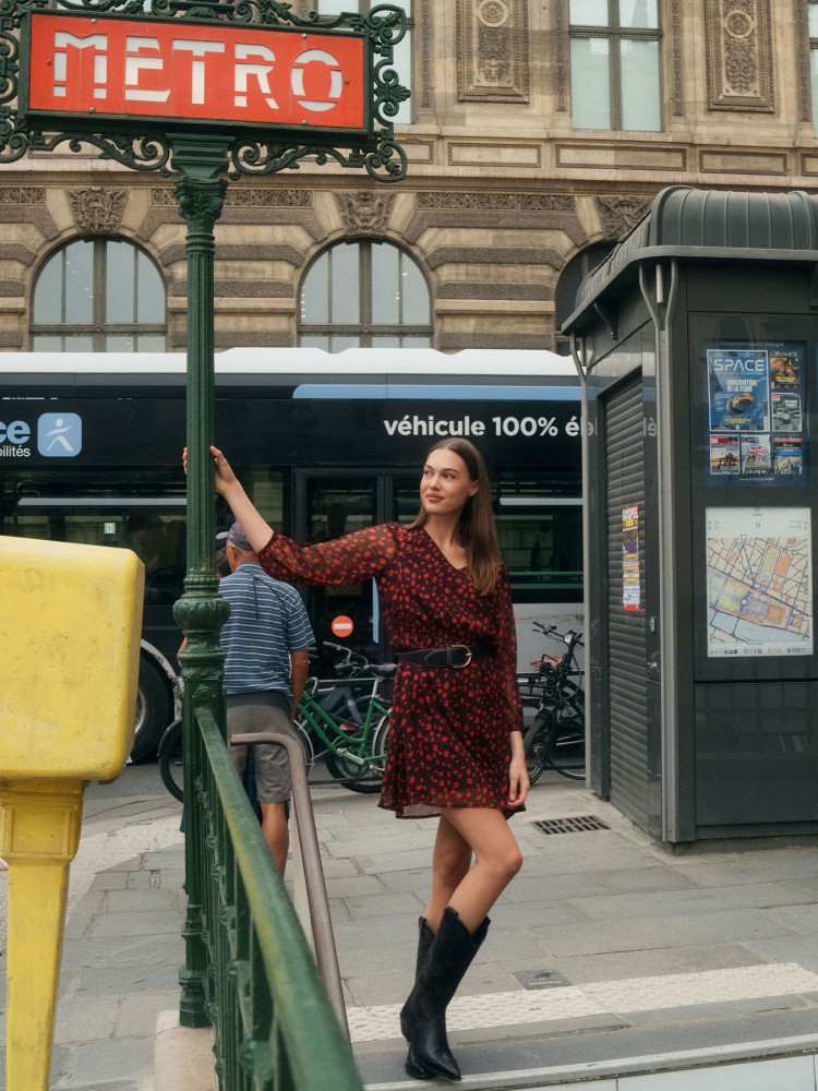 Romantyczna sukienka w czerwone kwiaty 