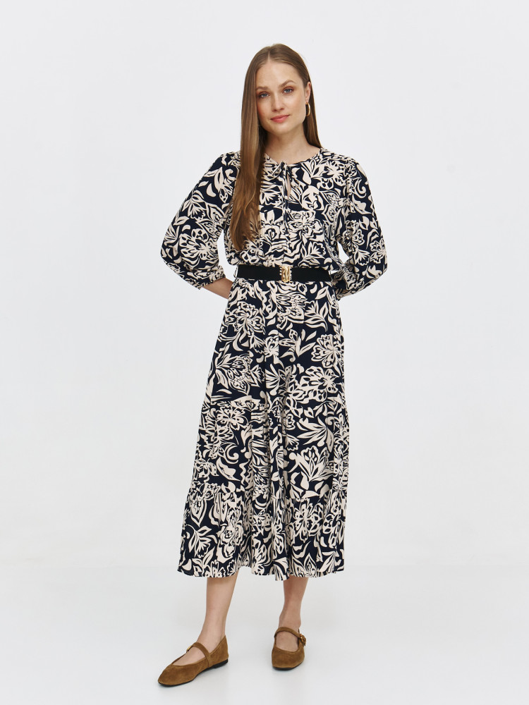 Sukienka z efektownym wzorem