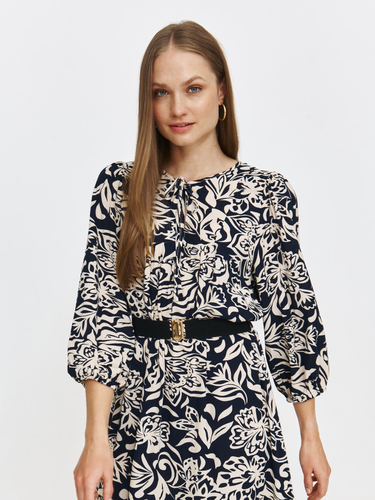 Sukienka z efektownym wzorem