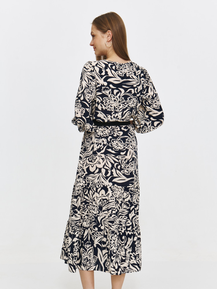 Sukienka z efektownym wzorem