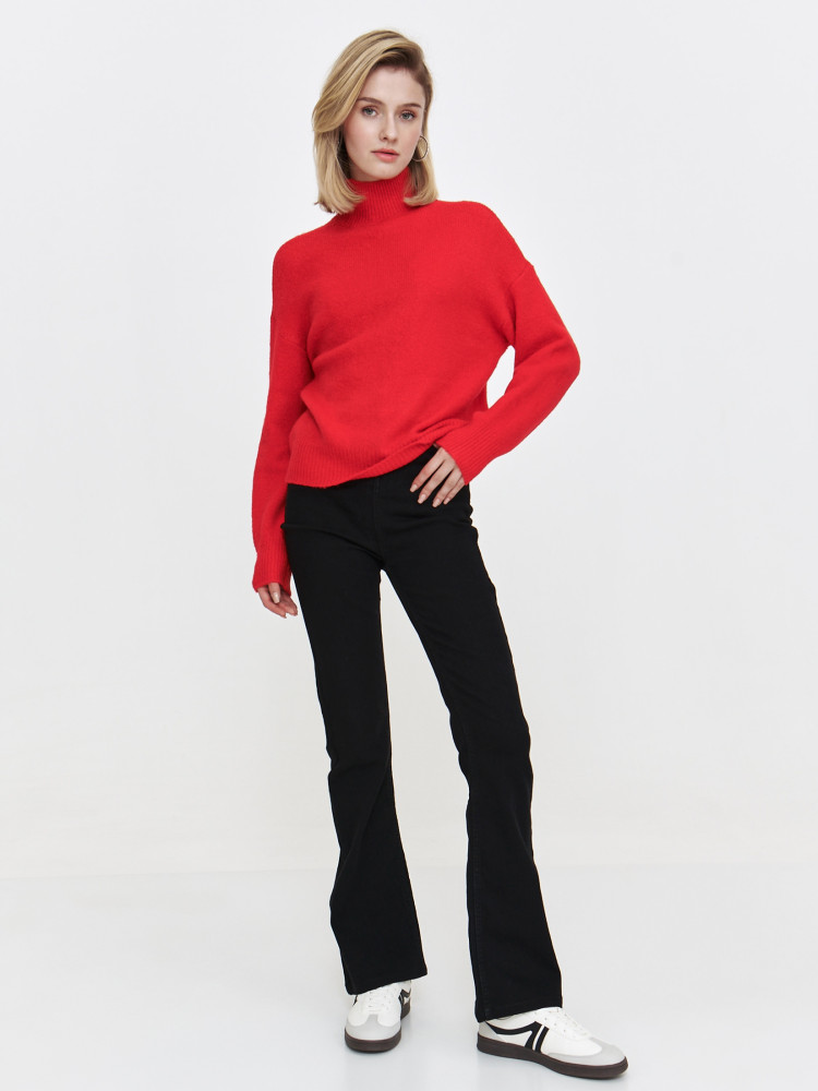 Czerwony golf o luźnym fasonie