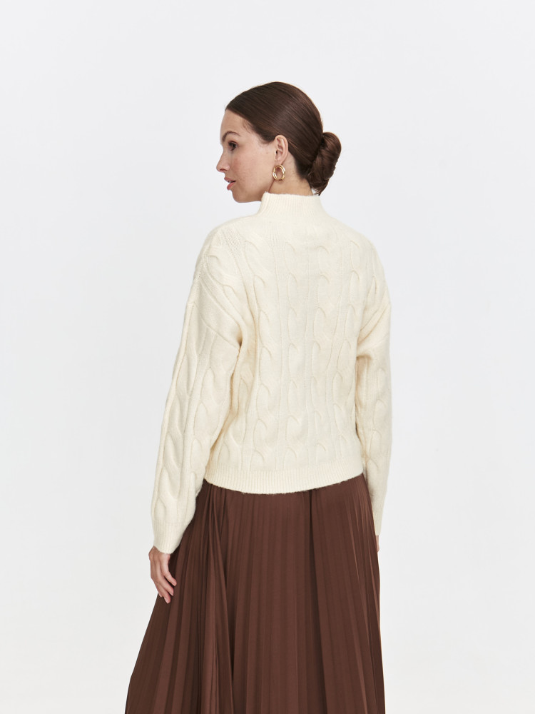 Beżowy sweter damski z golfem