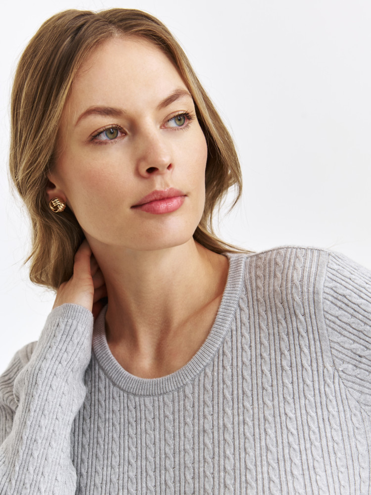 Cienki sweter damski z wyrazistą fakturą