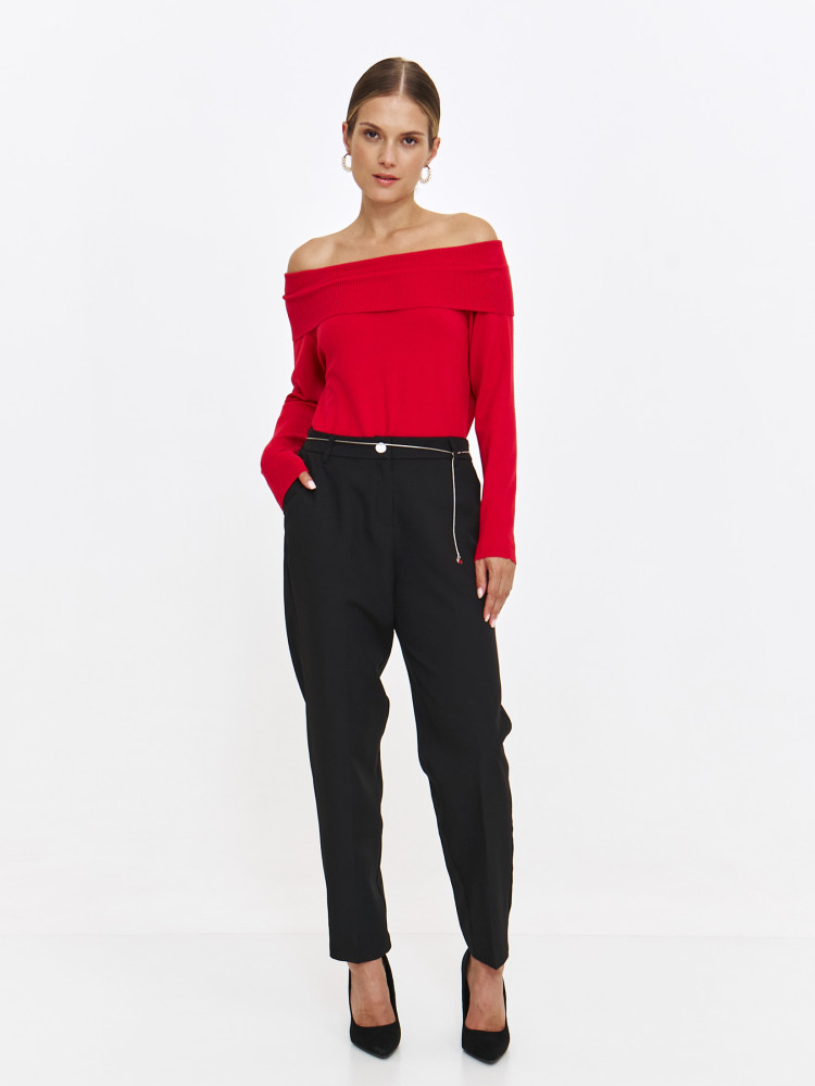 Czerwony sweter damski z odkrytymi ramionami