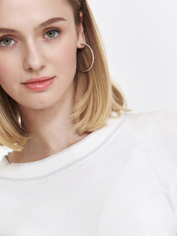 Jasny sweter ze srebrną nicią