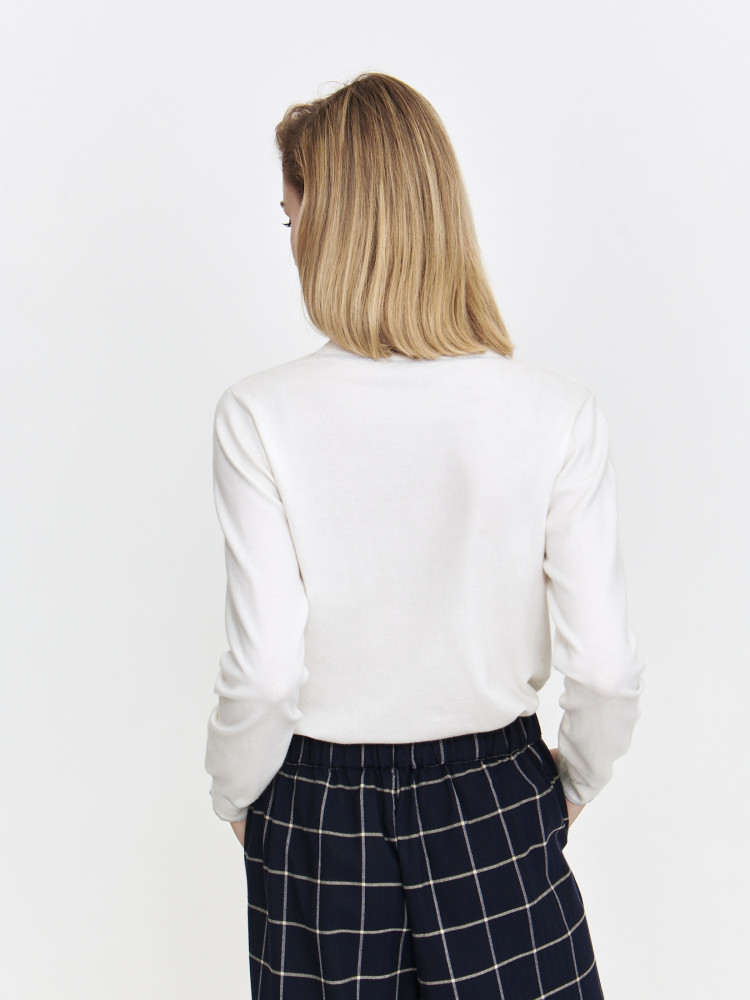 Jasny sweter ze srebrną nicią