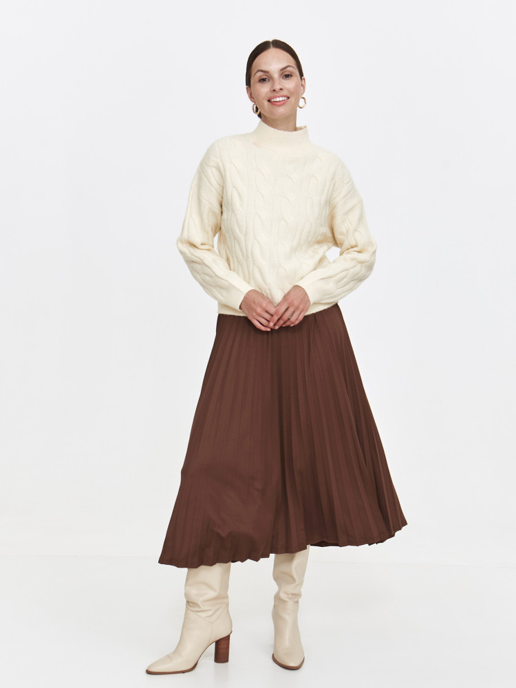 Beżowy sweter damski z golfem