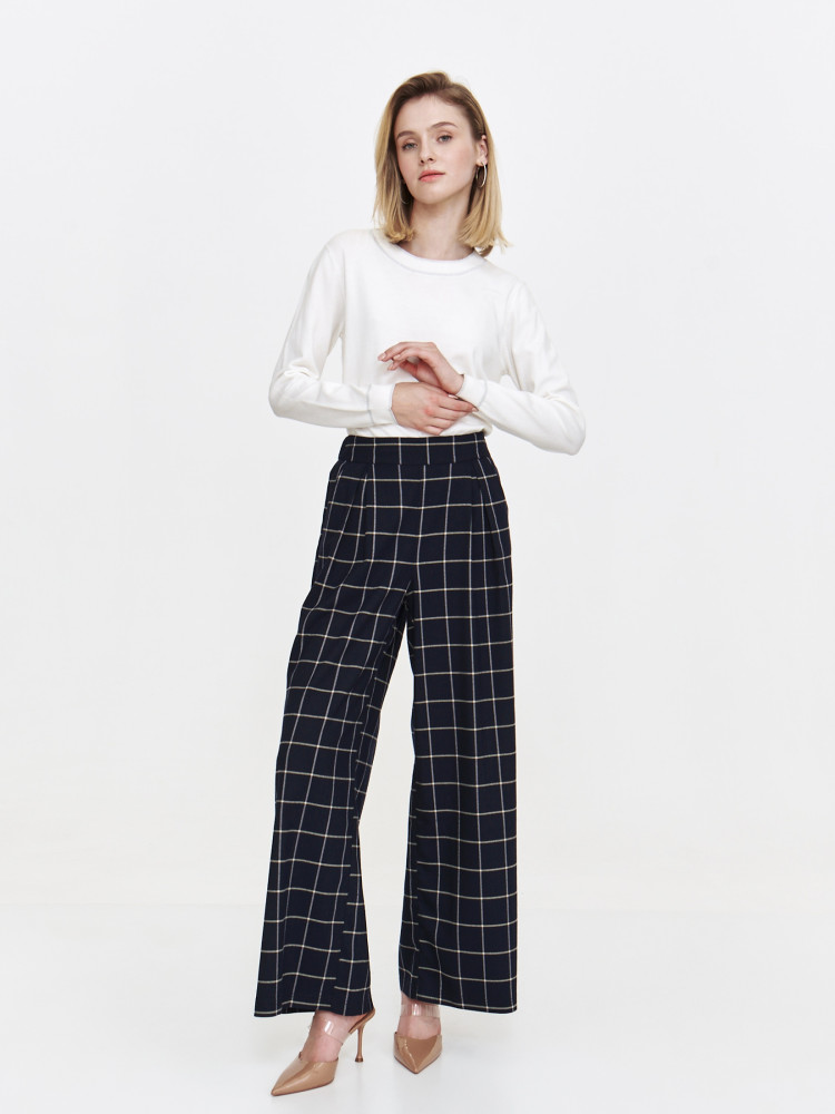 Jasny sweter ze srebrną nicią