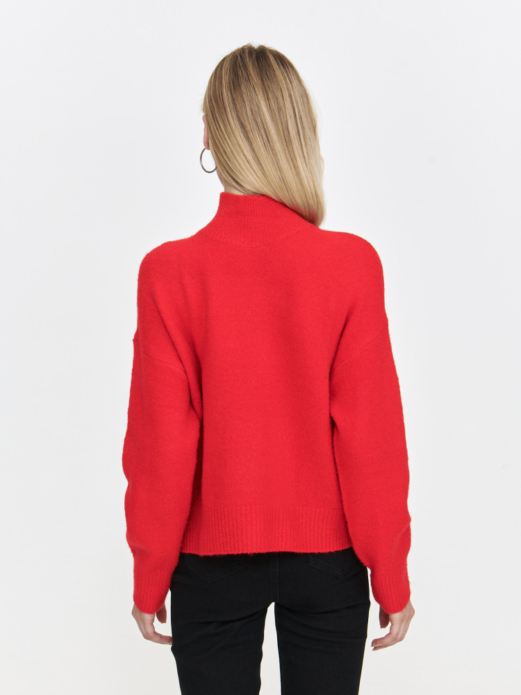 Czerwony golf o luźnym fasonie