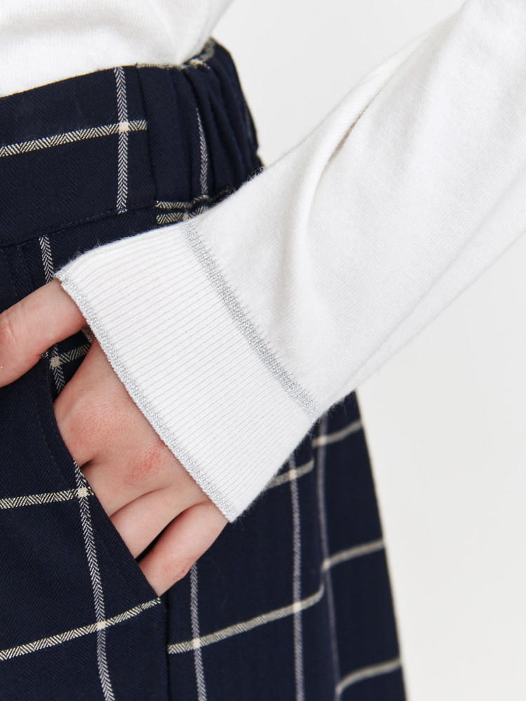 Jasny sweter ze srebrną nicią