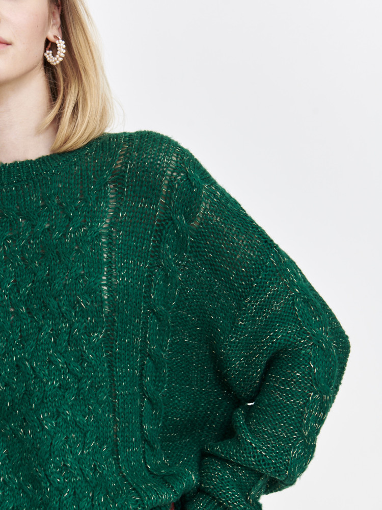 Sweter z połyskującej tkaniny z warkoczowym splotem