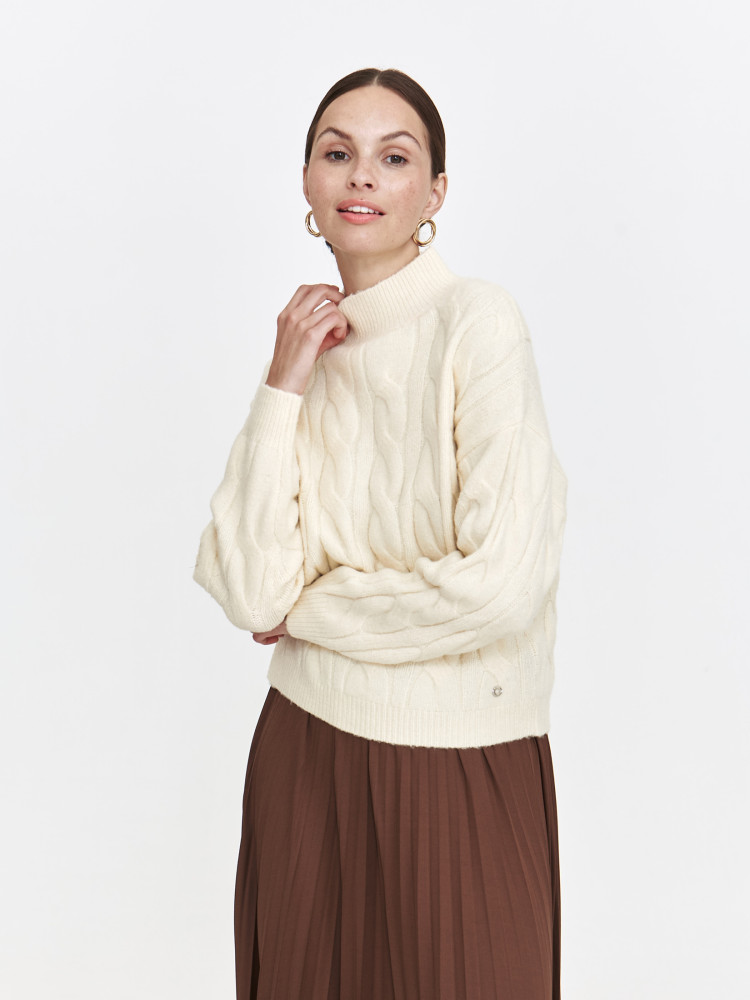 Beżowy sweter damski z golfem