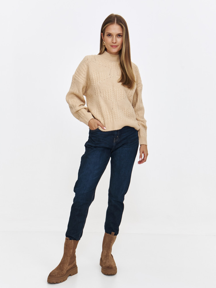 Beżowy sweter z ozdobnym splotem