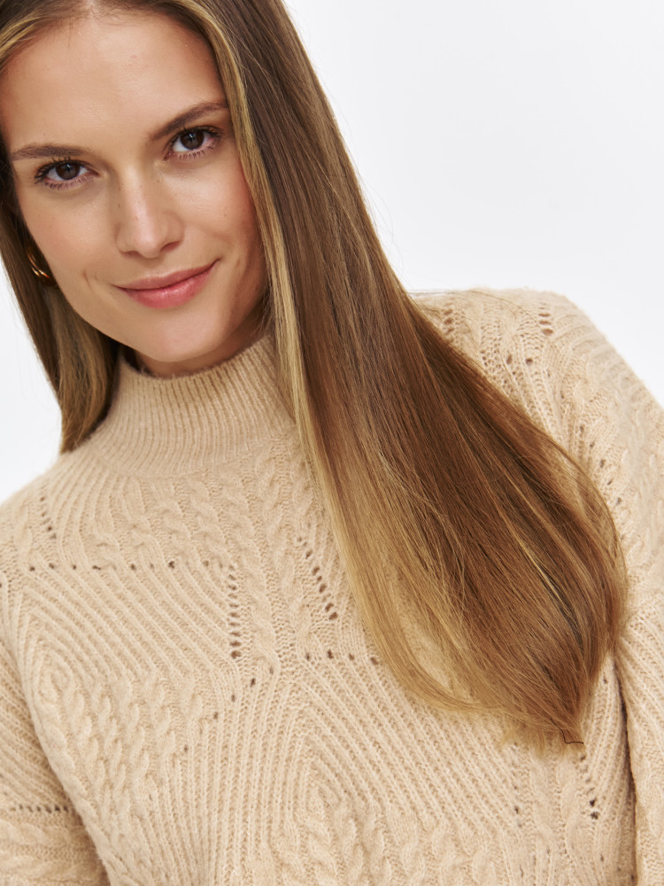 Beżowy sweter z ozdobnym splotem