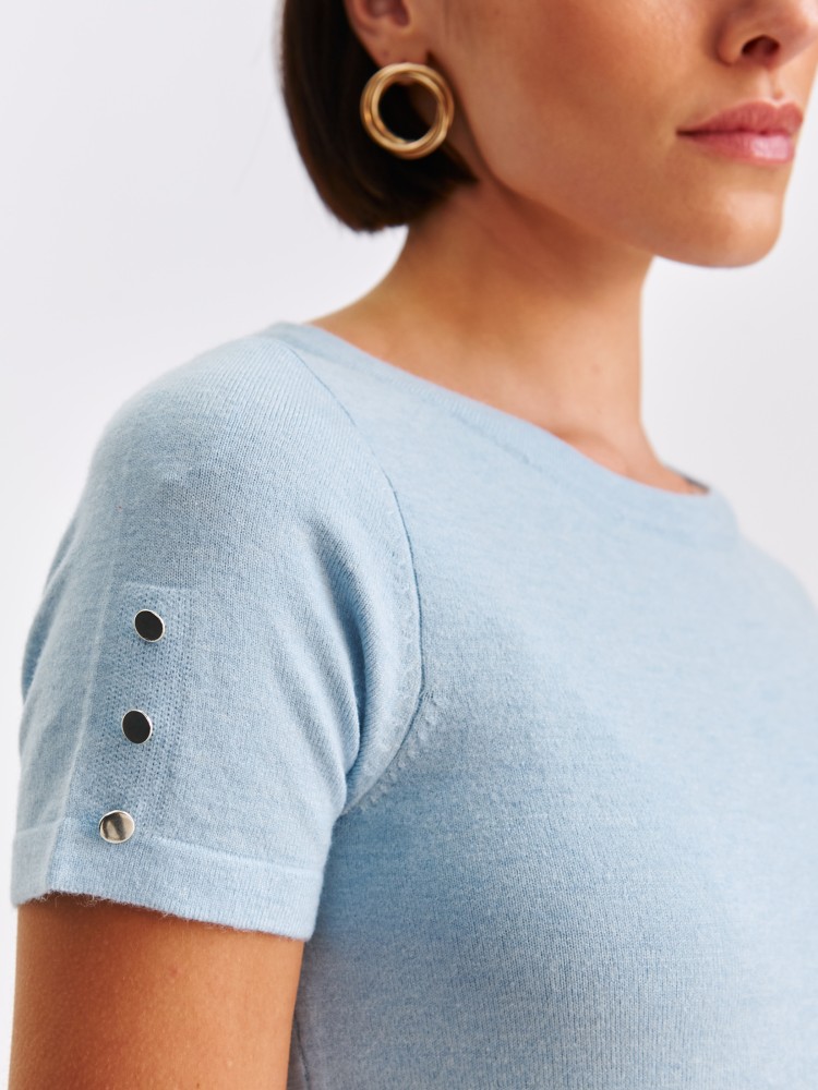 Cienki błękitny sweter damski z krótkim rękawem