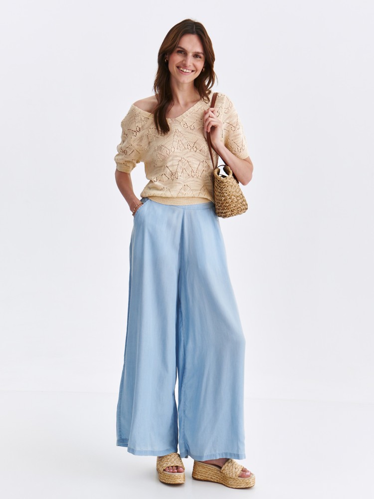 Beżowy sweter z ażurowym haftem 