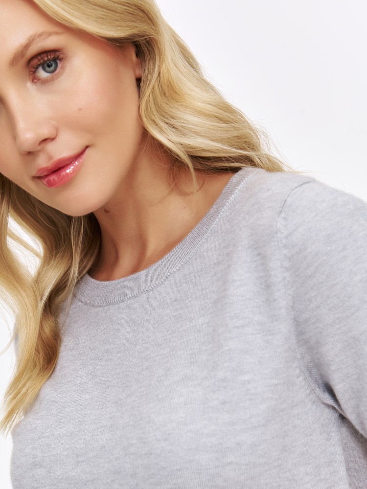 Szary sweter z cienkiej dzianiny z krótkim rękawkiem