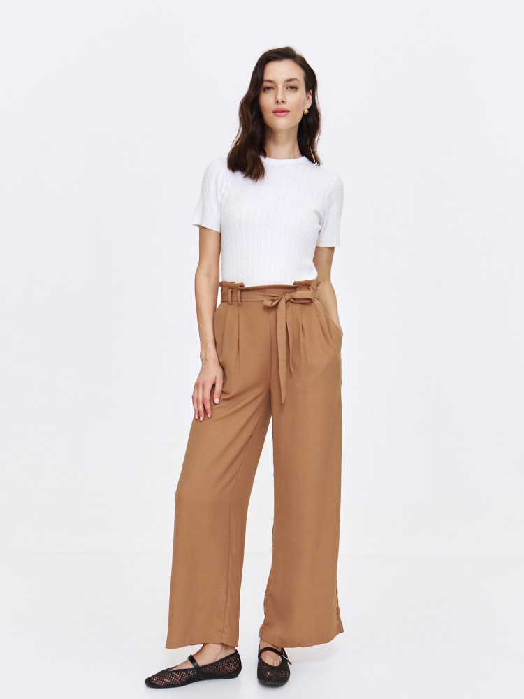 Obcisły sweter z ozdobną fakturą, biały 