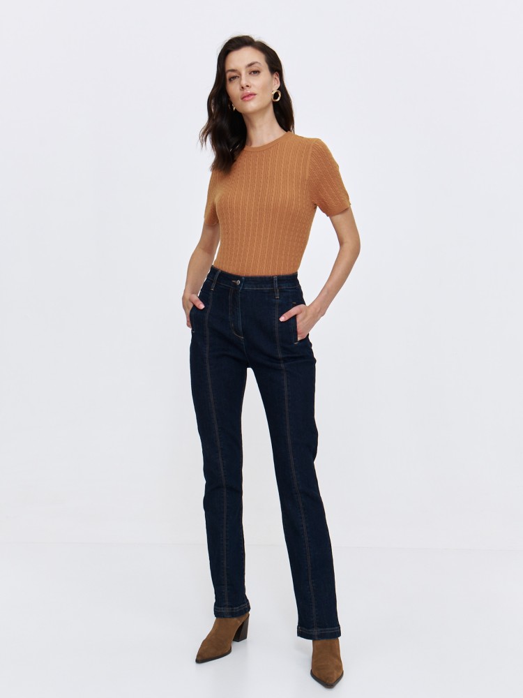 Brązowy sweter z krótkim rękawem i dekoracyjną fakturą